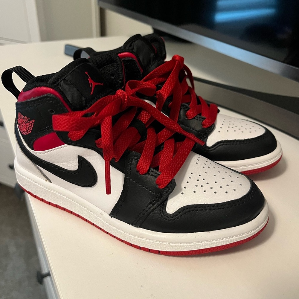 LITTLE KID'S JORDAN 1 MID WHITE/GYM RED-BLACK
